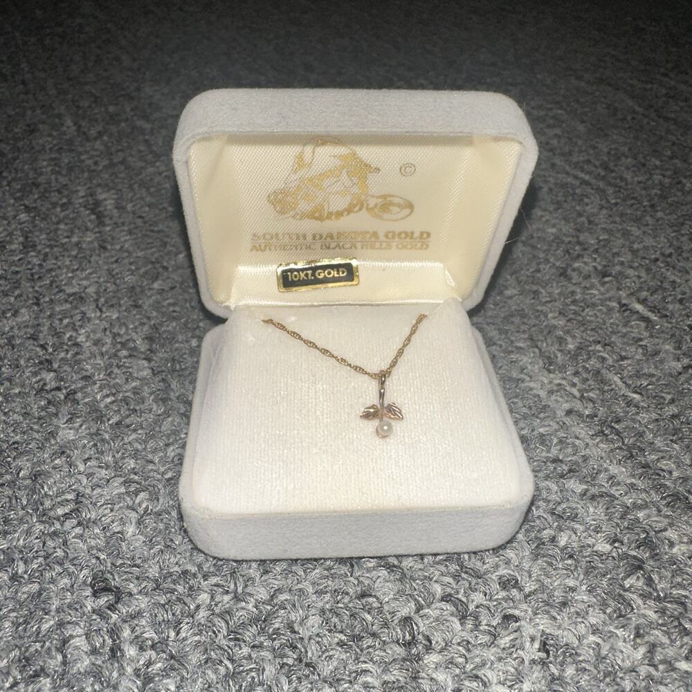 South Dakota Gold 10-karat black hills gold Leaf And Pearl pendant